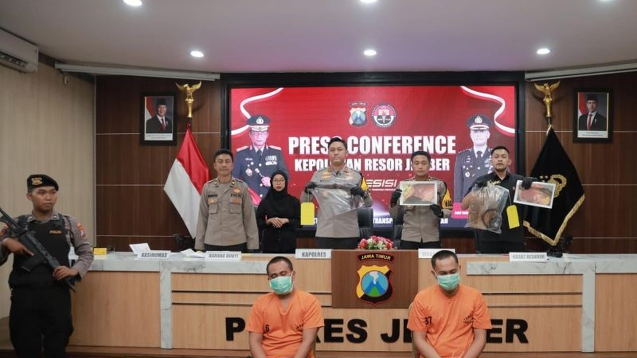 Setelah 12 tahun buron hingga ke Malaysia, dua pelaku pembunuhan sadis di Jember akhirnya ditangkap; dua pelaku lainnya masih diburu polisi.