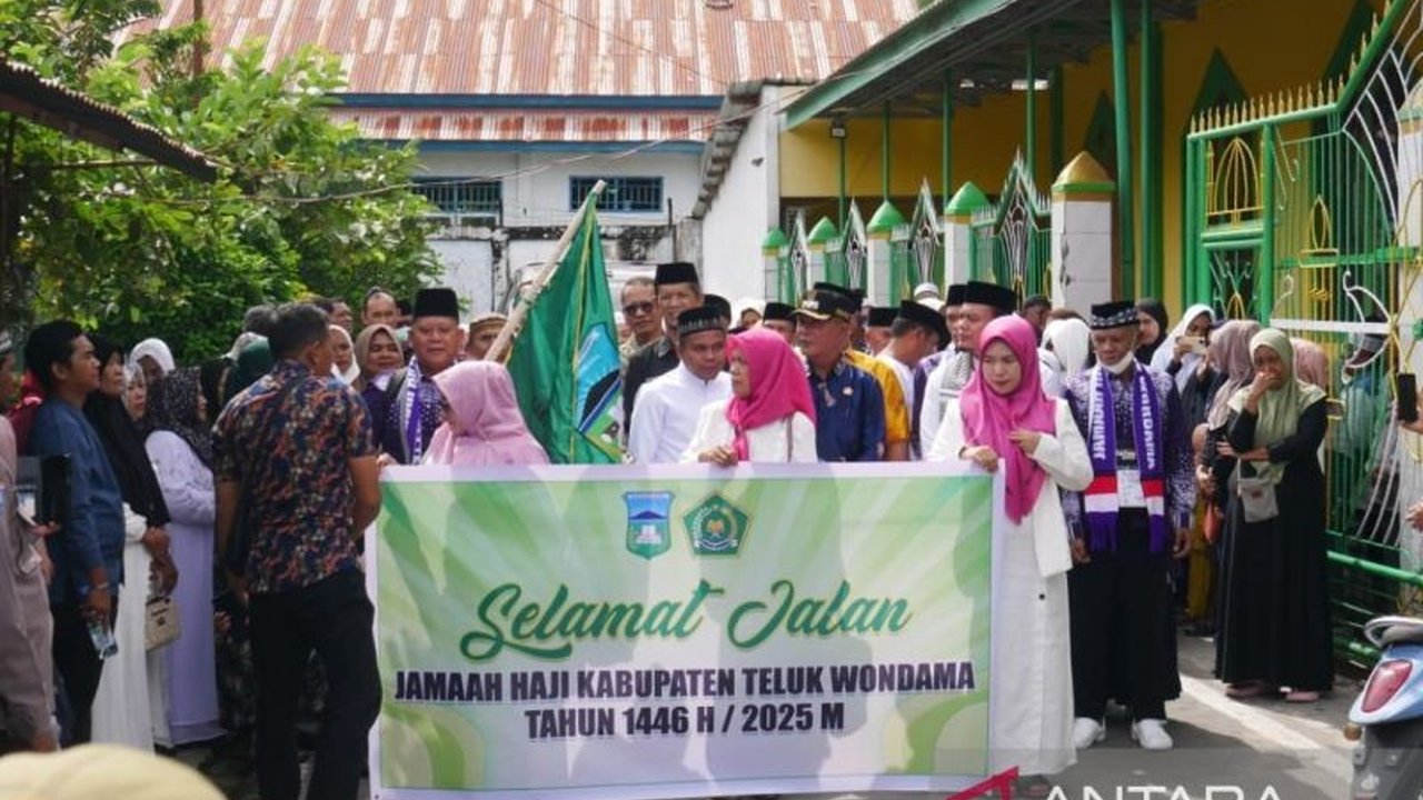 Wakil Bupati Teluk Wondama melepas keberangkatan 18 calon haji menuju Tanah Suci, berpesan agar mereka menjaga kesehatan, kekompakan, dan memanfaatkan kesempatan ini untuk meningkatkan spiritualitas.