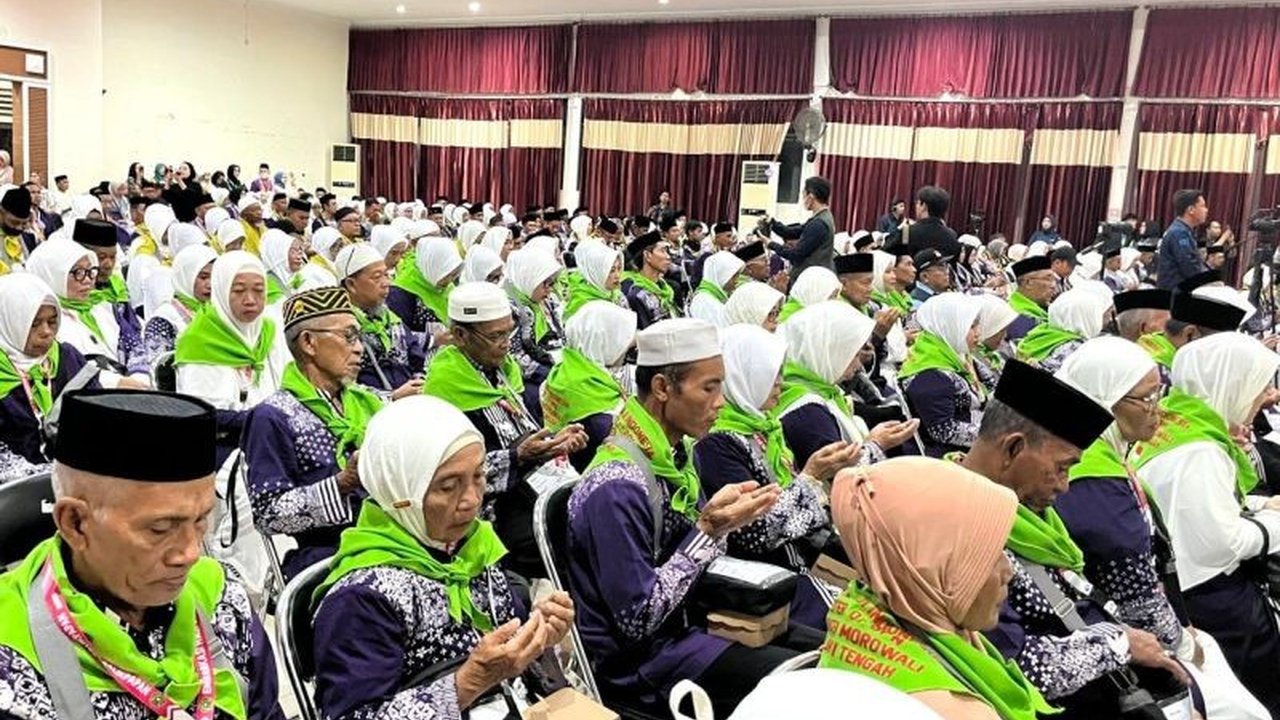 Pemerintah Provinsi Sulawesi Tengah (Sulteng) melepas 1.994 jamaah calon haji (JCH) dan berpesan agar menjaga kebersamaan dan kekompakan selama di Tanah Suci, serta memberikan dukungan anggaran Rp11,9 miliar untuk memfasilitasi para jamaah.