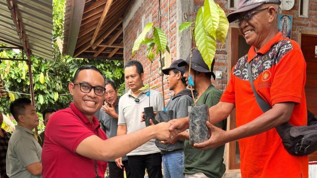 OJK Bali dan Pemkab Jembrana menyerahkan 20.000 bibit kakao super dan 100 ton pupuk organik kepada petani di Jembrana untuk meningkatkan produktivitas dan ekonomi daerah.