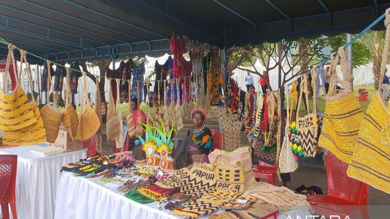 Pemerintah Provinsi Papua mencatat 39 pelaku ekonomi kreatif telah berhasil mendapatkan Sertifikat Hak Kekayaan Intelektual (HKI) pada tahun 2024, sebuah langkah penting dalam melindungi karya dan meningkatkan daya saing produk lokal.