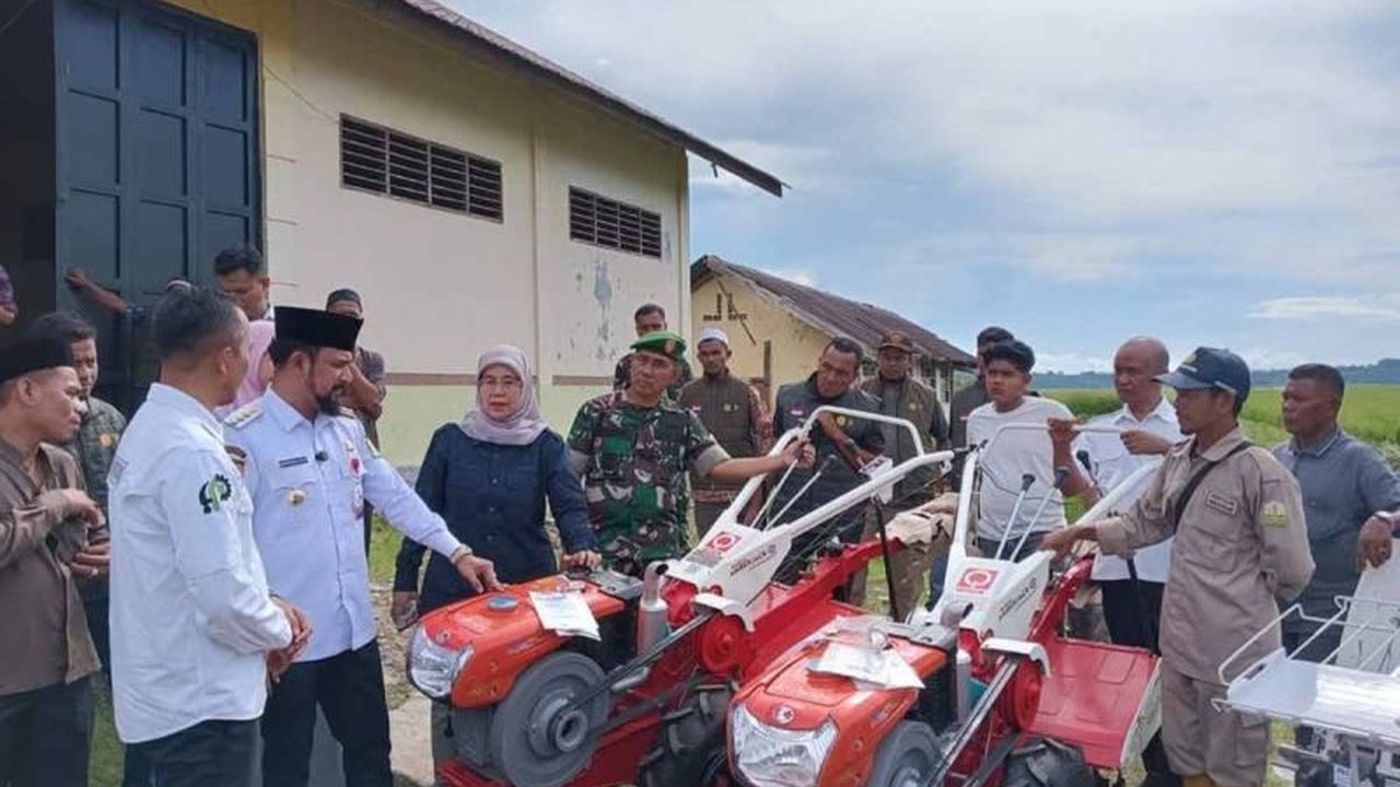 Pemerintah pusat memberikan bantuan alat mesin pertanian (alsintan) kepada Aceh Timur untuk meningkatkan produktivitas pertanian, mendukung program Brigade Pangan, dan memberdayakan petani milenial.