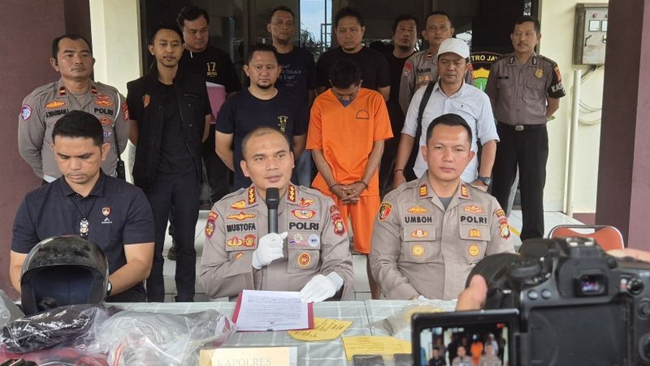 Polres Metro Bekasi menangkap Dasim, pelaku penganiayaan yang berujung kematian rekannya, Sahrul Annawawi, di Cikarang; peristiwa bermula dari aksi balas dendam karena sering ditegur petugas keamanan.