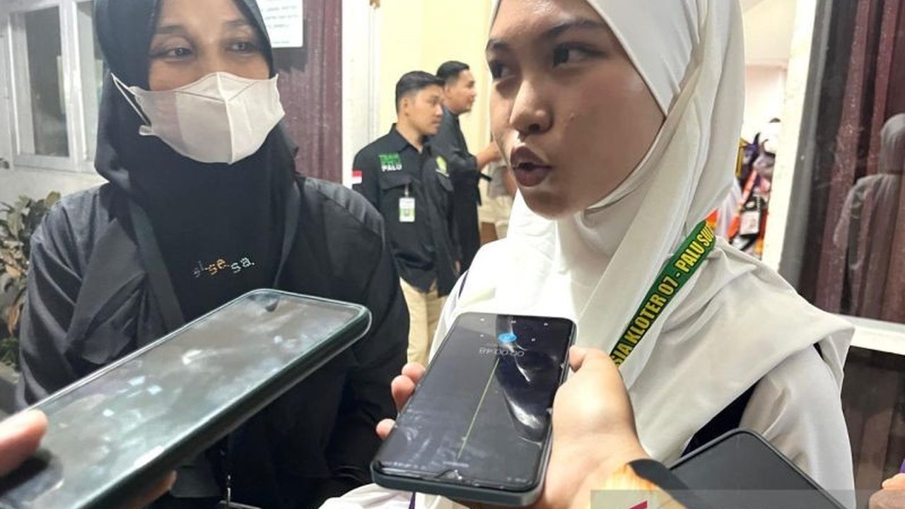 Irminia Izhma Daniah Nurkhalish, mahasiswi 18 tahun asal Palu, menjadi calon haji termuda Sulawesi Tengah untuk pemberangkatan tahun 2025, bergabung dengan kloter BPN 7 Embarkasi Balikpapan.