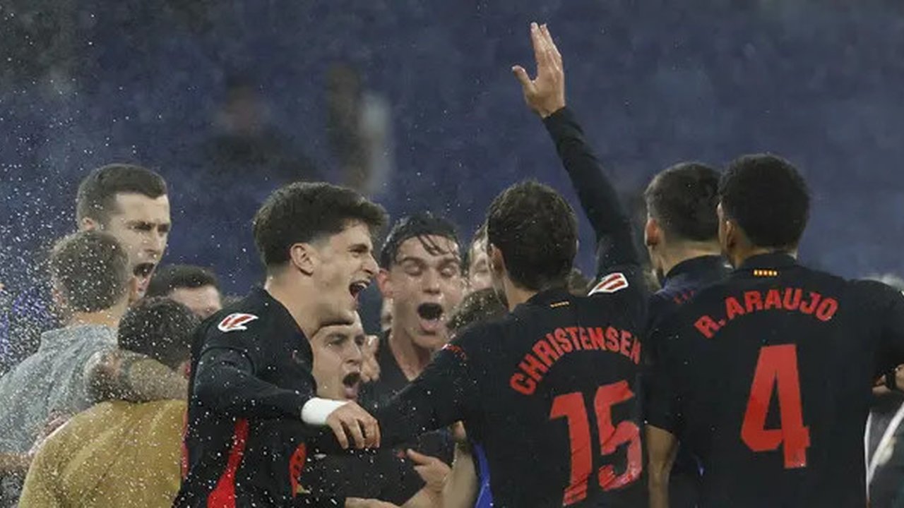 Para pemain Barcelona berpesta merayakan gelar juara Liga Spanyol setelah mengalahkan Espanyol dengan skor 2-0, Jumat (16/5/2025) dini hari WIB. (AP Photo/Joan Monfort)