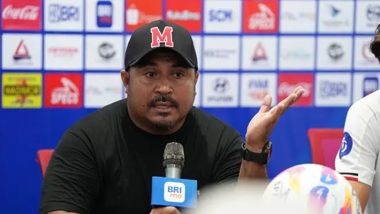 Pelatih Malut United, Imra Nahumarury memberikan pernyataan dalam sesi konferensi pers selepas laga melawan Borneo FC Samarinda di Stadion Gelora Kie Raha, Ternate, Senin (10/2/2025). (Dok. M
