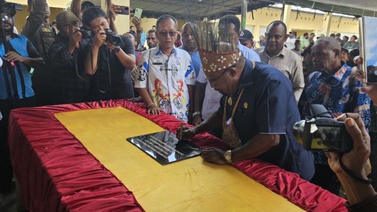 Bupati Jayapura, Yunus Wonda, meresmikan Pasar Bunuku dan menekankan peran pasar lokal dalam menggerakkan perekonomian masyarakat di Lembah Grimenawa, serta mengajak menjaga kebersihan dan ketertiban pasar.