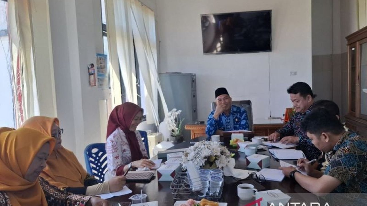 Pemerintah Kabupaten Rejang Lebong berkomitmen mempercepat layanan izin Persetujuan Bangunan Gedung (PBG) untuk memudahkan masyarakat dan pelaku usaha, kini prosesnya dapat diselesaikan hanya dalam tujuh hari kerja.