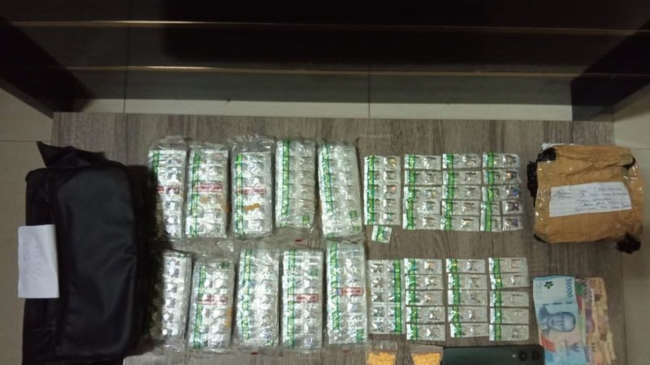 Seorang nelayan di Lebak, Banten, terancam hukuman 12 tahun penjara karena kedapatan mengedarkan 1.344 butir obat keras jenis Hexamer dan Tramadol HCI.