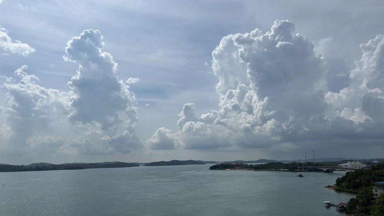 BMKG memprediksi sebagian besar wilayah Indonesia akan mengalami hujan ringan pada hari Jumat, dengan beberapa daerah berpotensi hujan sedang hingga disertai petir.