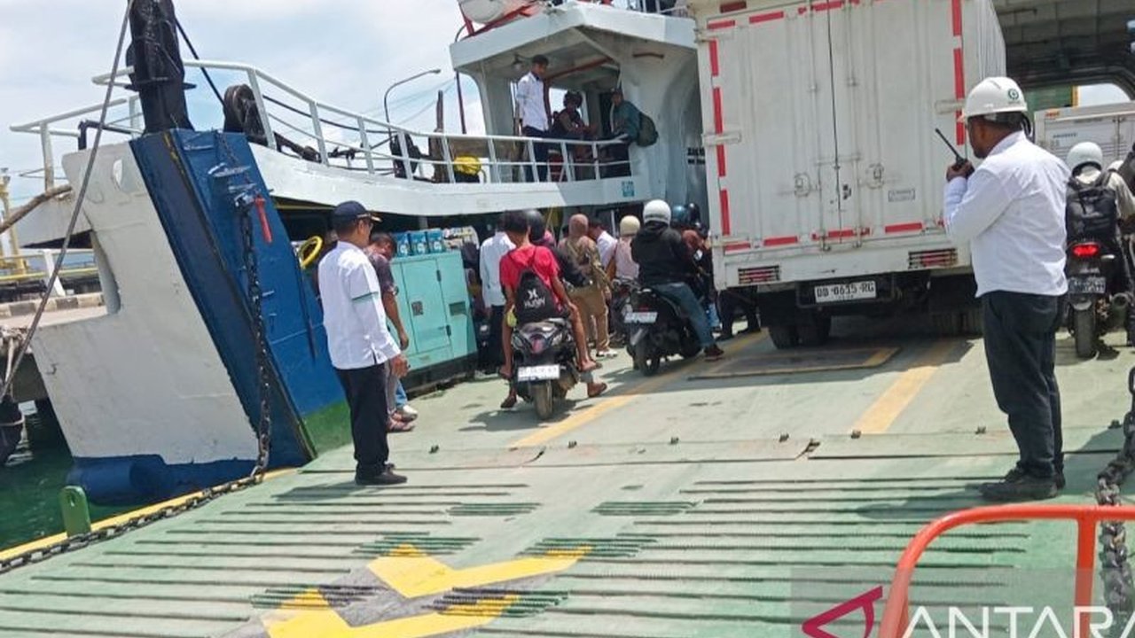PT ASDP Indonesia Ferry cabang Baubau menambah satu kapal, KMP Tongkol, untuk meningkatkan pelayanan penyeberangan Baubau-Waara, Sulawesi Tenggara, yang diperkirakan tiba pada 23 atau 24 Mei 2025.