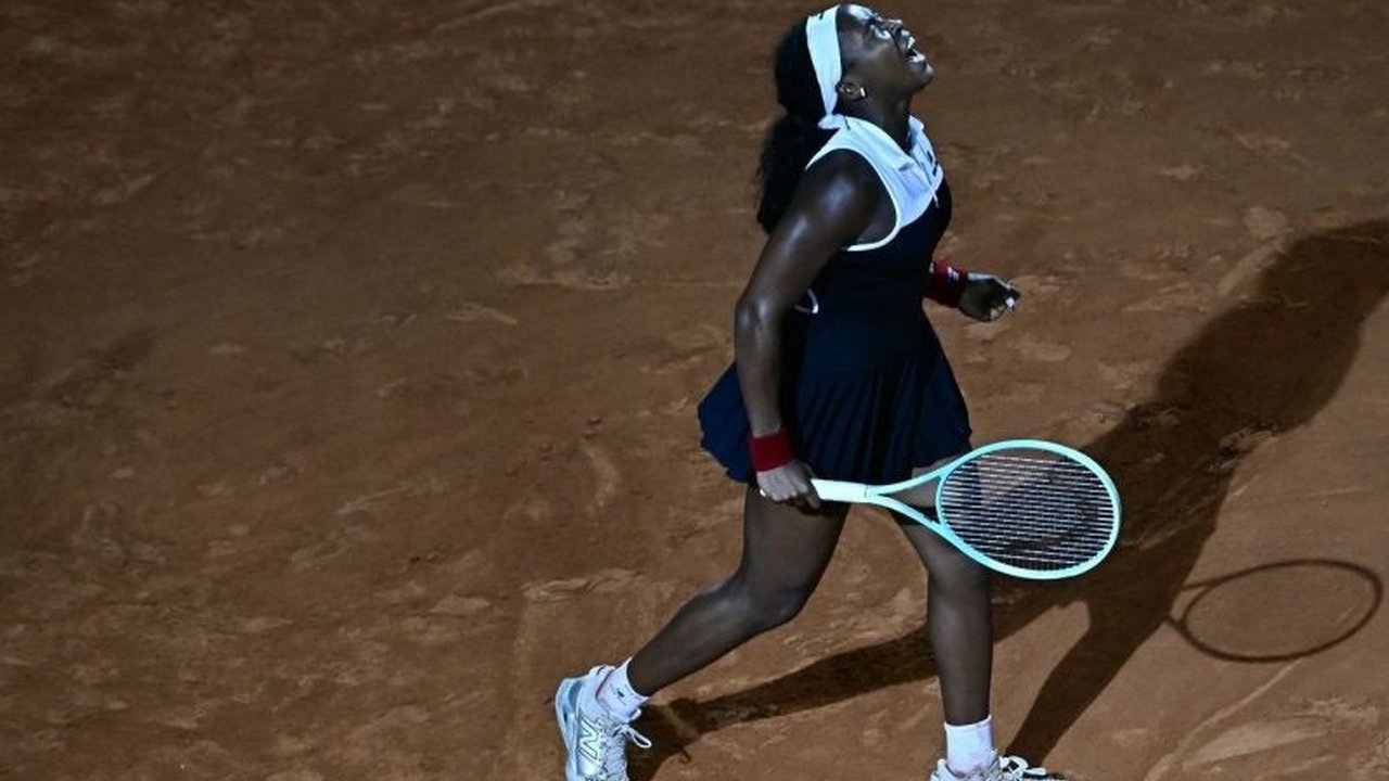 Coco Gauff melaju ke final Roma Terbuka setelah kemenangan dramatis atas Zheng Qinwen dalam pertandingan semifinal tiga jam lebih, menjadikannya pemain Amerika pertama yang mencapai final di Roma dalam sembilan tahun terakhir.