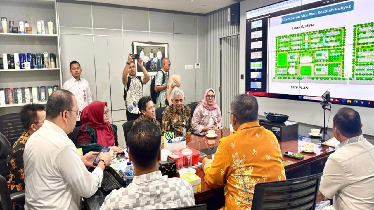 Pemerintah Kabupaten Kotawaringin Timur (Kotim) menyiapkan gedung asrama haji sebagai tempat sementara Sekolah Rakyat atas permintaan Kemensos, menunggu pembangunan gedung permanen selesai.