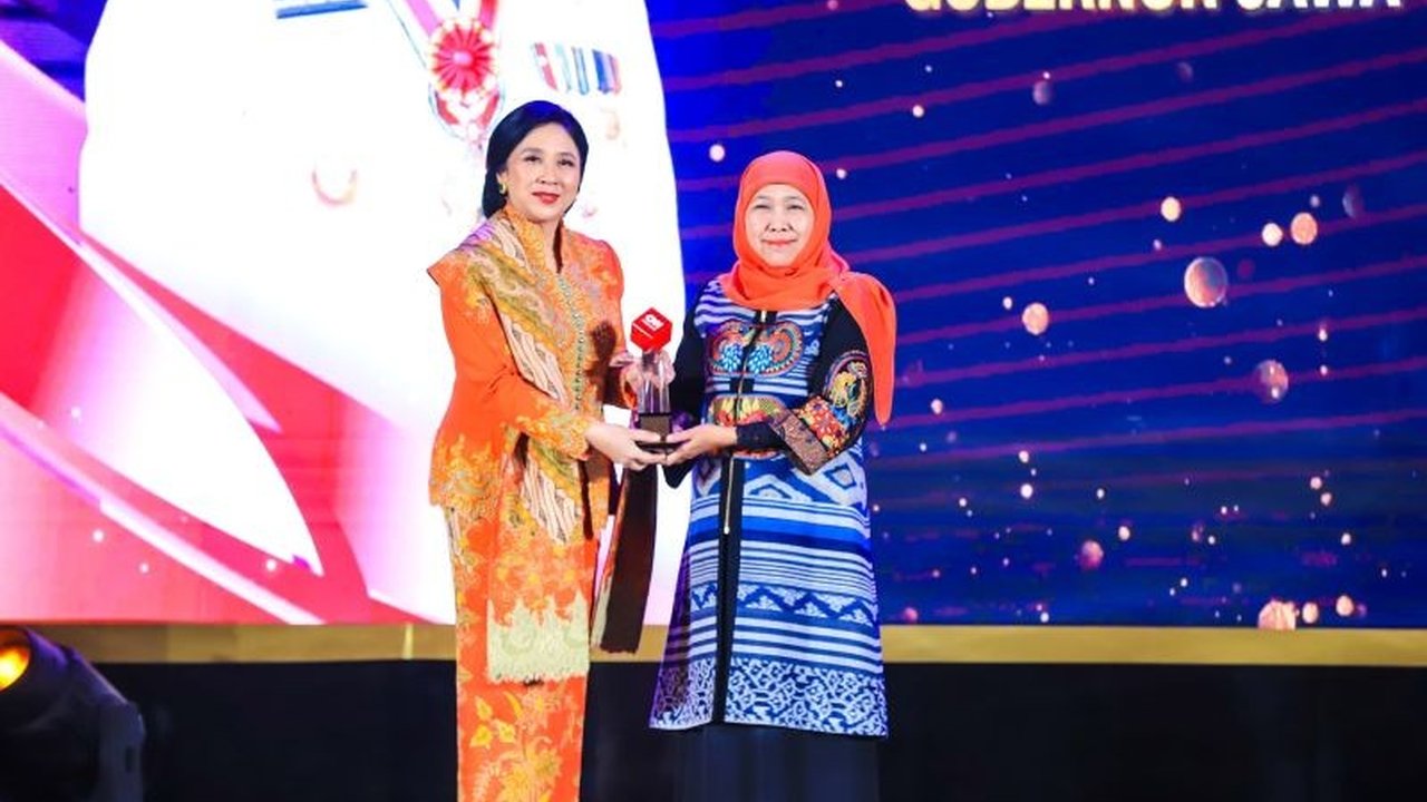 Gubernur Jawa Timur, Khofifah Indar Parawansa, menerima penghargaan Leading Women Awards 2025 atas kontribusi luar biasanya dalam pembangunan sosial yang inklusif dan berkeadilan di Jawa Timur.