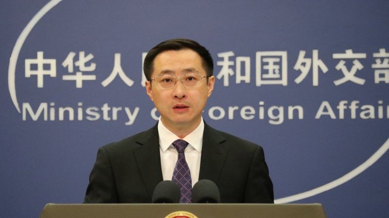 China menyatakan dukungannya terhadap rencana AS untuk mencabut sanksi terhadap Suriah, berharap langkah ini akan mendorong perdamaian dan pembangunan di negara yang dilanda konflik tersebut.