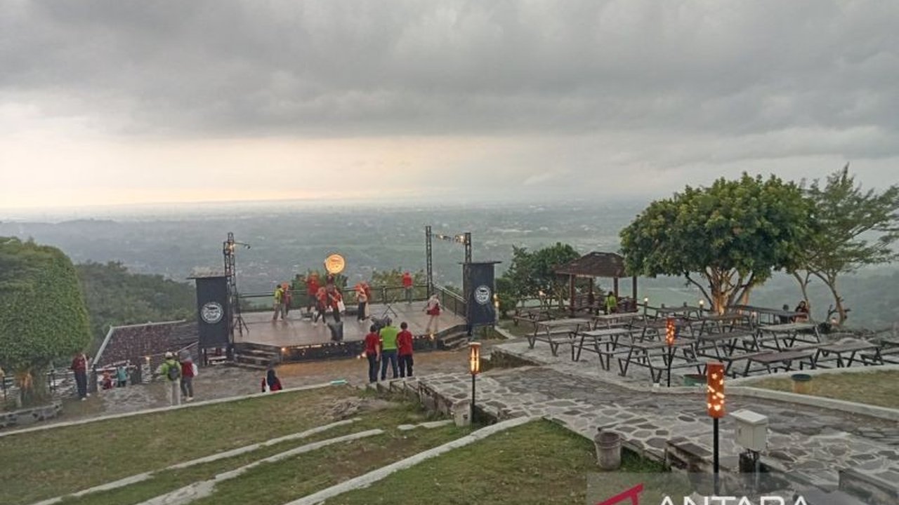 Pemkab Bantul melalui program Njelajah Mbantul 2025, mempromosikan desa wisata berbasis komunitas untuk menarik minat wisatawan dan mengembangkan sektor pariwisata lokal.