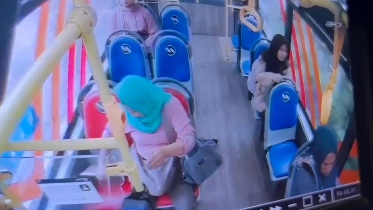 Seorang wanita berinisial M (43) ditangkap polisi karena mencuri laptop di dalam bus Transjakarta rute Rempoa-Blok M setelah korban menyadari kehilangannya dan melapor ke polisi.