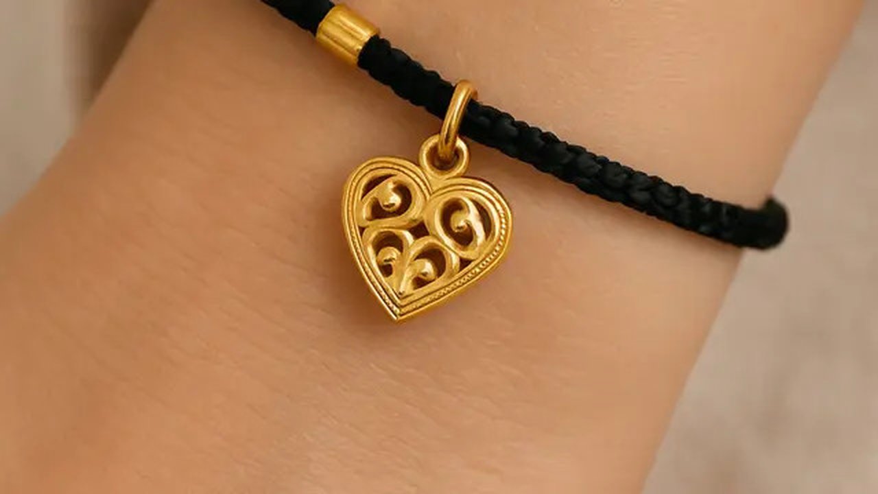 Model Gelang Emas Tali Hitam