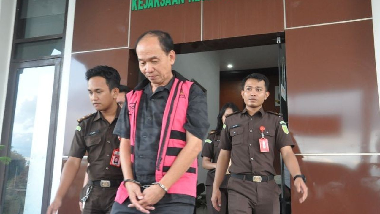 Kejari Donggala menetapkan kontraktor CV Awalid Mitra Indonesia sebagai tersangka korupsi proyek jalan di Desa Mbulava, dengan kerugian negara ditaksir mencapai Rp500 juta.