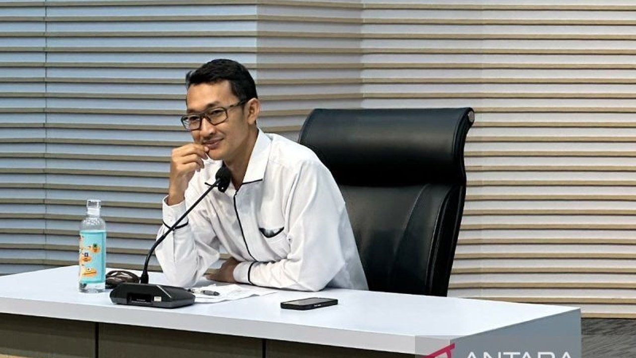 Komisi Pemberantasan Korupsi (KPK) dalami dugaan janji pemberian hadiah dalam kasus suap izin pembangunan PLTU Cirebon, Jawa Barat, dengan memeriksa mantan Direktur Corporate Affair PT CEPR, Teguh Haryono.