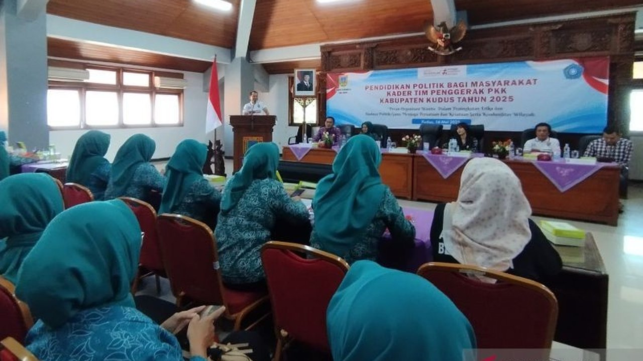 Pemerintah Kabupaten Kudus memberikan pendidikan politik kepada anggota PKK untuk meningkatkan pemahaman dan partisipasi perempuan dalam demokrasi, guna mendukung visi KUDUS SEHAT.