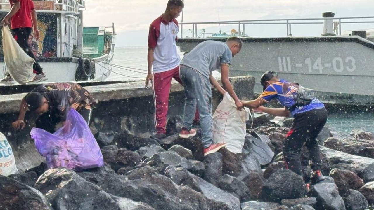 Ditpolairud Polda Maluku Utara menggelar aksi bersih-bersih pantai di Pelabuhan Perikanan Nusantara Bastiong, Ternate, sebagai bentuk kepedulian lingkungan dan peningkatan ekonomi daerah melalui pariwisata.