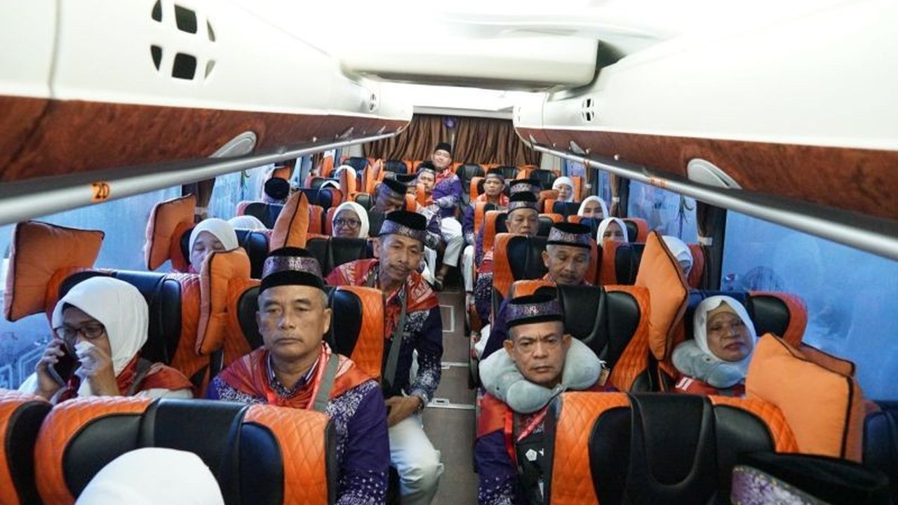 Tiga jamaah calon haji asal Riau tertunda keberangkatannya ke Tanah Suci karena sakit dan kini dirawat di Batam; 4.547 jamaah lainnya telah berangkat dengan lancar.