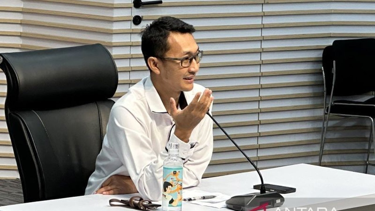 Komisi Pemberantasan Korupsi (KPK) mendalami kejanggalan pembelian tanah dalam proyek Jalan Tol Trans-Sumatera (JTTS) tahun 2018-2020, memeriksa dua saksi terkait transaksi dan biaya.