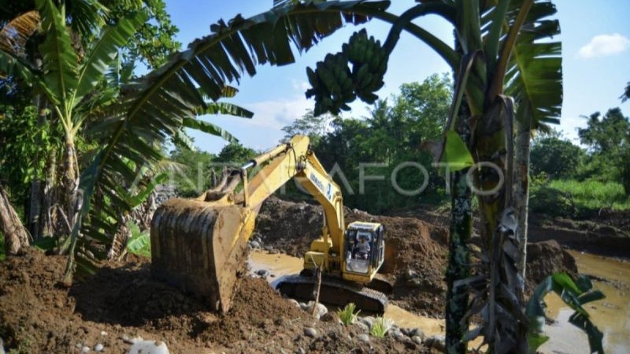 Pemerintah Kabupaten Kotawaringin Timur mengevaluasi program pembagian ekskavator ke 17 kecamatan dan menarik alat berat yang tak terpakai akibat kendala infrastruktur dan mobilitas.