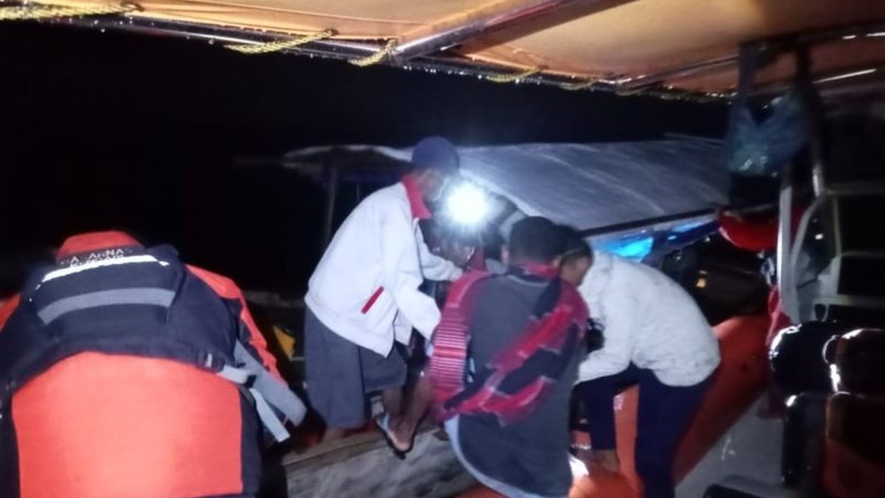 Enam Nelayan Selamat Setelah Kapal Mati Mesin di Perairan Wakatobi