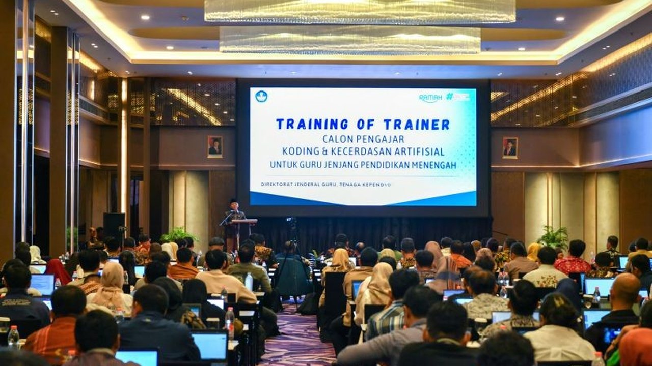 Wakil Menteri Pendidikan Dasar dan Menengah (Wamendikbudristek) Fajar Riza Ul Haq menekankan pentingnya etika digital dalam pelatihan koding dan kecerdasan buatan bagi guru, guna mencegah dehumanisasi akibat teknologi.