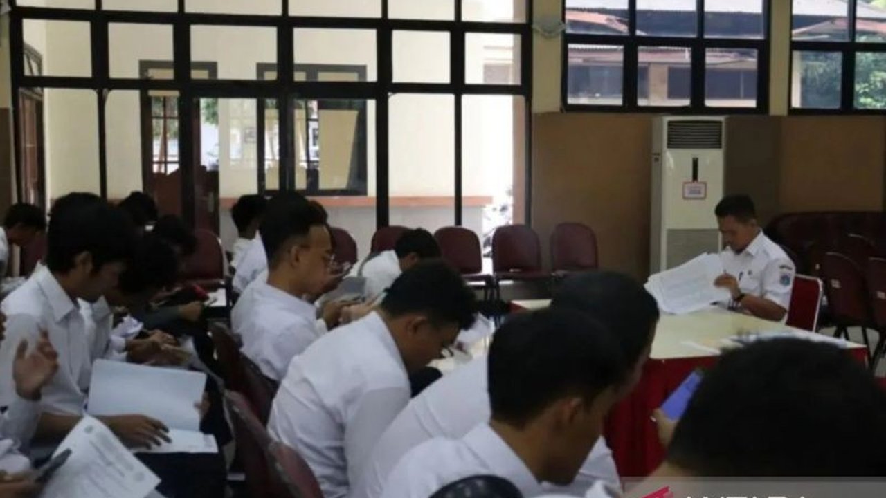 Sudin Nakertransgi Jaktim selenggarakan pelatihan satpam Gada Pratama untuk warga, guna mengurangi pengangguran dan meningkatkan kualitas SDM.