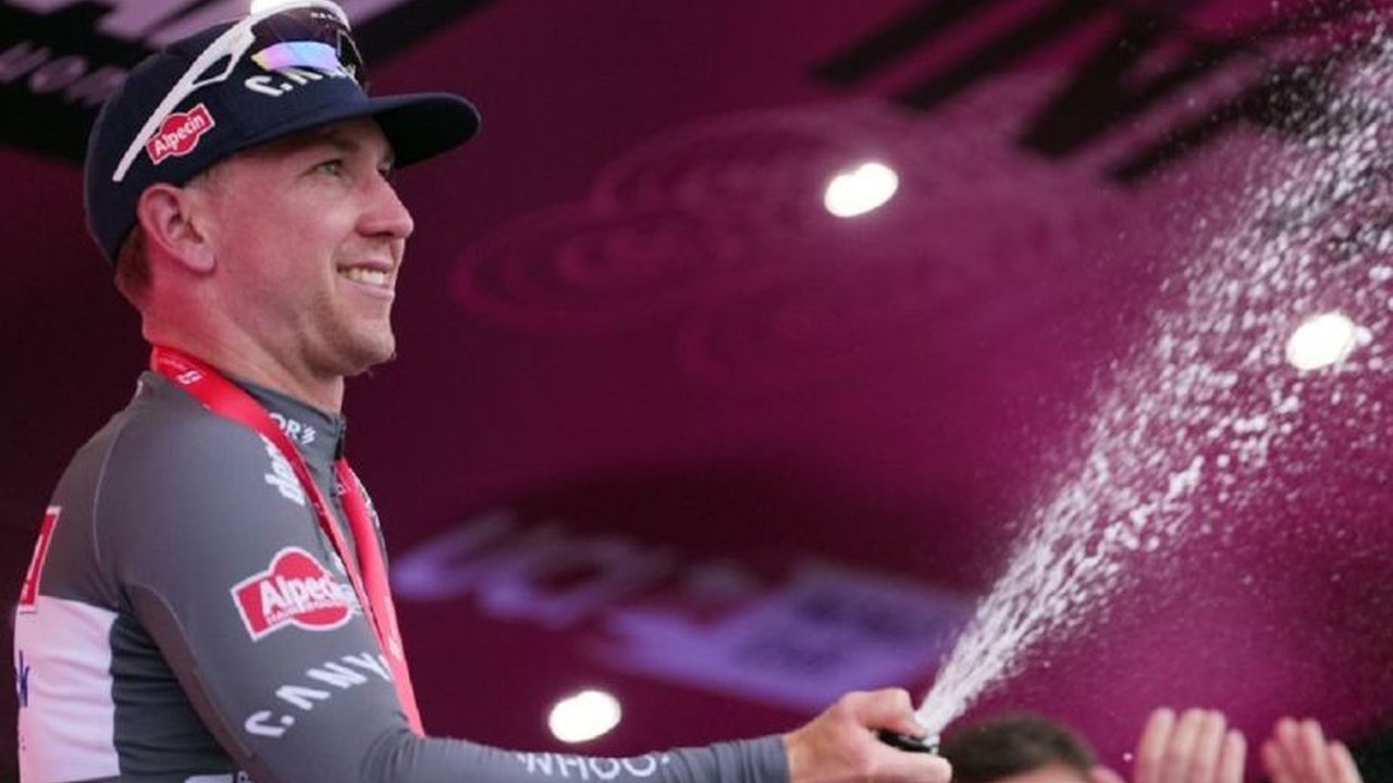 Pebalap Australia, Kaden Groves, raih kemenangan dramatis di Etape 6 FantaGiro d’Italia 2025 usai sprint massal di Naples, unggul atas Enzo Paleni dan duo peringkat ketiga, Primoz Roglic dan Sven Erik Bystrom.