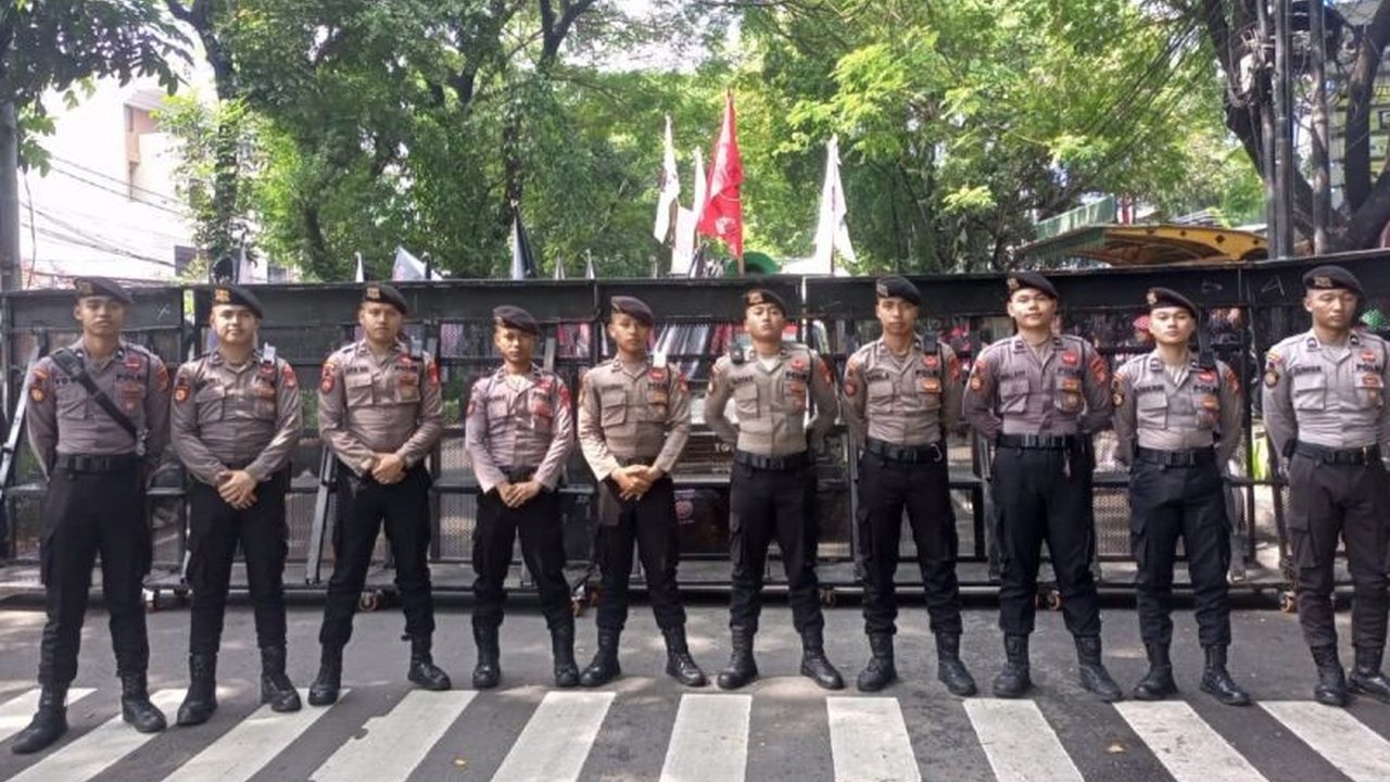 Pengamanan ketat dengan 511 personel gabungan dikerahkan untuk mengamankan sidang Hasto Kristiyanto terkait kasus dugaan obstruction of justice, mencegah potensi gesekan antar massa pendukung dan penentang.