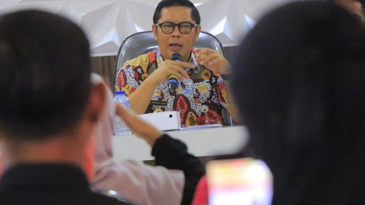 Wakil Wali Kota Tangerang, Maryono Hasan, menekankan pentingnya kesadaran lingkungan dan perubahan perilaku masyarakat untuk mencegah banjir di Kota Tangerang, meskipun status siaga bencana hidrometeorologi telah dicabut.