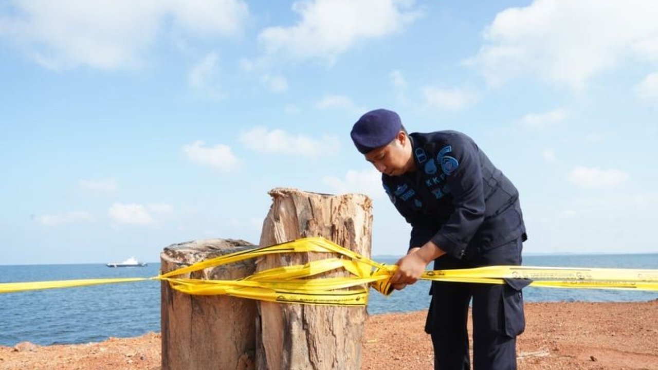 PSDKP Batam mengingatkan pelaku usaha untuk mengantongi KKPRL dalam pemanfaatan ruang laut, menyusul penyegelan proyek PT TBJ di Lingga yang beroperasi tanpa izin.