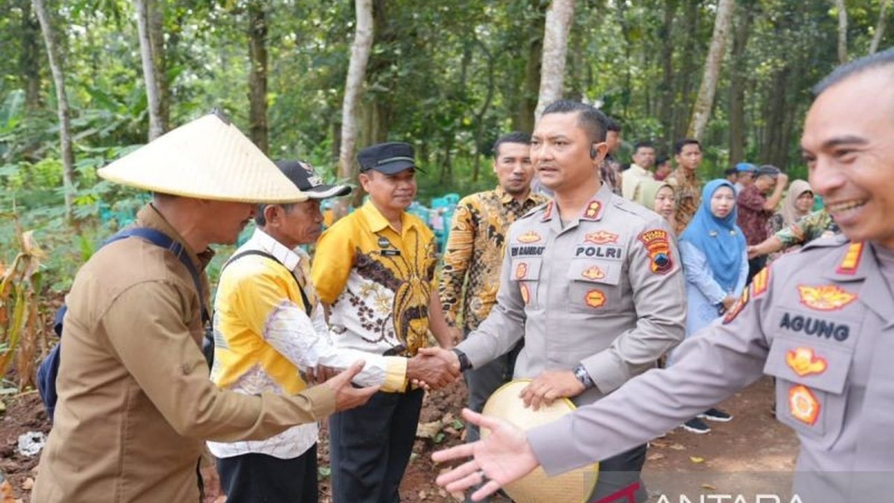Polres Batang, Jawa Tengah, salurkan hasil panen raya jagung seluas 177 hektare ke Bulog untuk mendukung ketahanan pangan nasional, dengan kualitas jagung dinilai baik untuk pakan ternak.