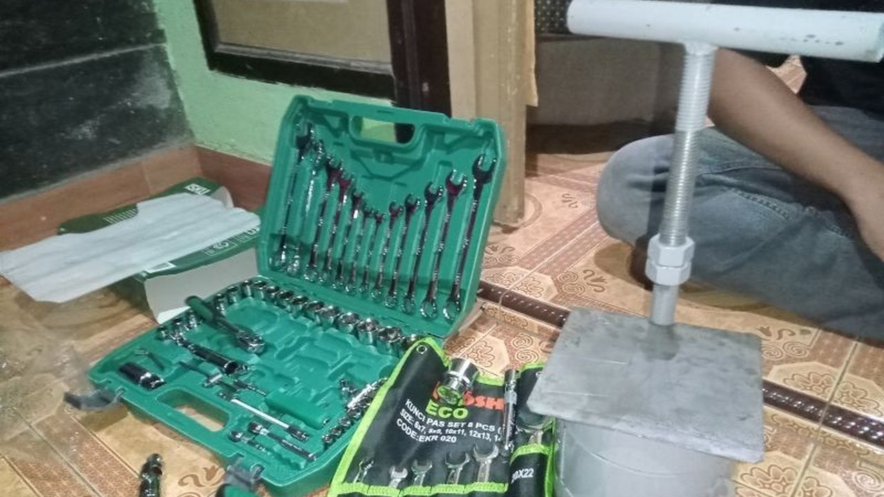 Disnaker Kota Mataram menyelenggarakan pelatihan perbaikan AC dan las untuk 64 warga miskin ekstrem guna mengurangi angka kemiskinan, dengan pendaftaran dibuka hingga 28 Mei 2025.