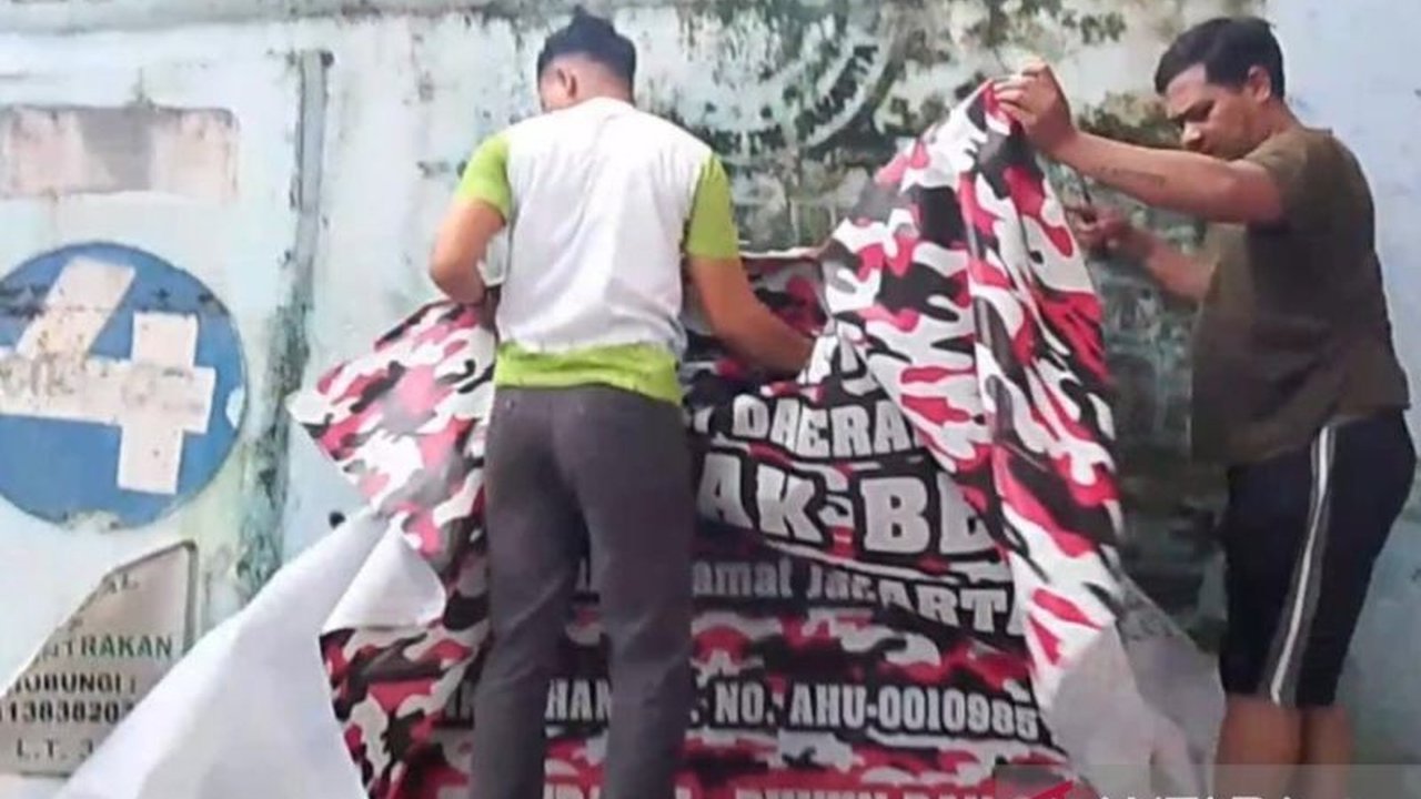 Kepolisian Jakarta Timur mengawasi penurunan atribut ormas secara mandiri di empat posko di Kecamatan Makasar sebagai bagian dari Operasi Brantas Jaya 2025 untuk menciptakan ruang publik yang aman dan tertib.