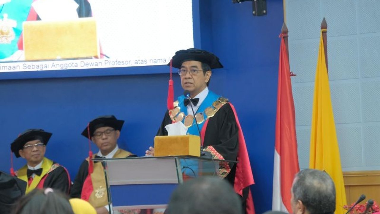 Universitas Hasanuddin (Unhas) mencetak sejarah dengan mengukuhkan empat profesor perempuan dari Fakultas Teknik, menandai kemajuan dan penguatan peran perempuan di dunia akademik, khususnya di bidang teknik.