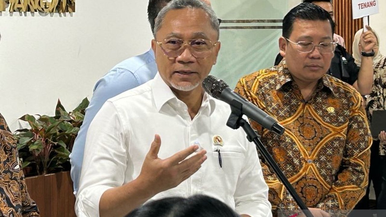 Menteri Koordinator Bidang Pangan Zulkifli Hasan mengumumkan kembali dibukanya impor garam industri hingga tahun 2027, dengan target swasembada garam nasional pada tahun tersebut.