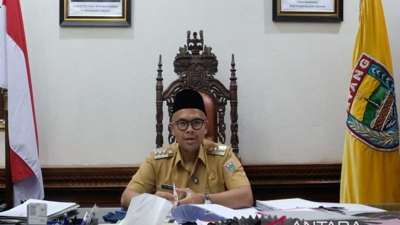 Pemkab Batang mendorong warga untuk memilah sampah organik dan non-organik dari rumah guna mempermudah pengolahan sampah dan mengurangi beban TPA, serta membuka peluang investasi swasta dalam pengelolaan sampah.