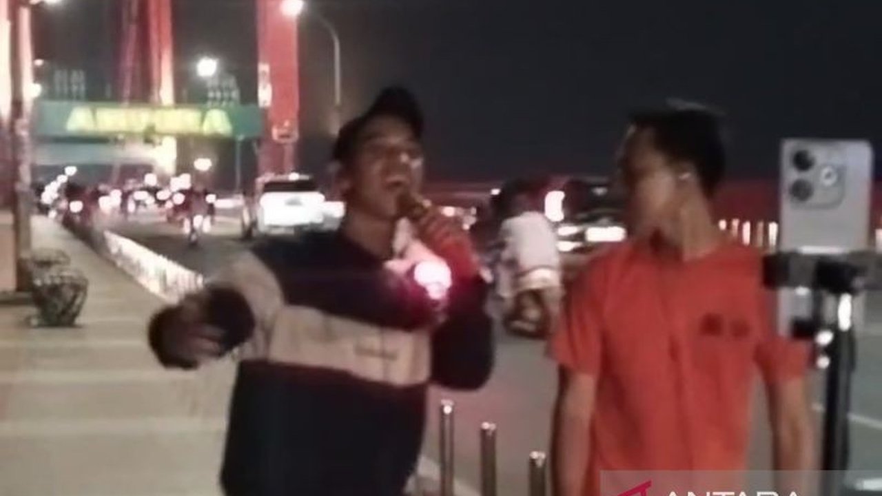 Satuan Polisi Pamong Praja (Satpol PP) Kota Palembang meminta konten kreator yang live streaming di Jembatan Ampera untuk tidak memarkir kendaraan sembarangan agar tidak menimbulkan kemacetan.