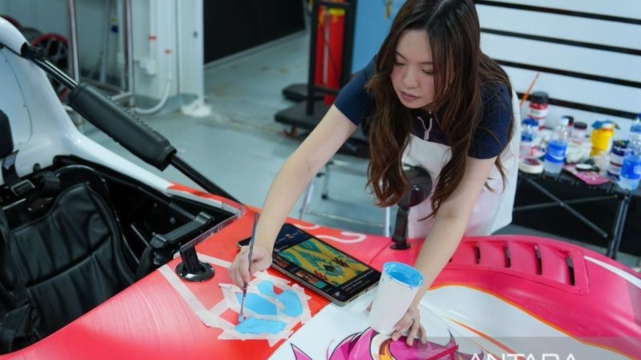 Kemenekraf berkolaborasi dengan Erika Richardo dan kreator lainnya, memamerkan karya seni lokal di ajang balap W3RL Mandalika, mengangkat potensi ekonomi kreatif Indonesia.