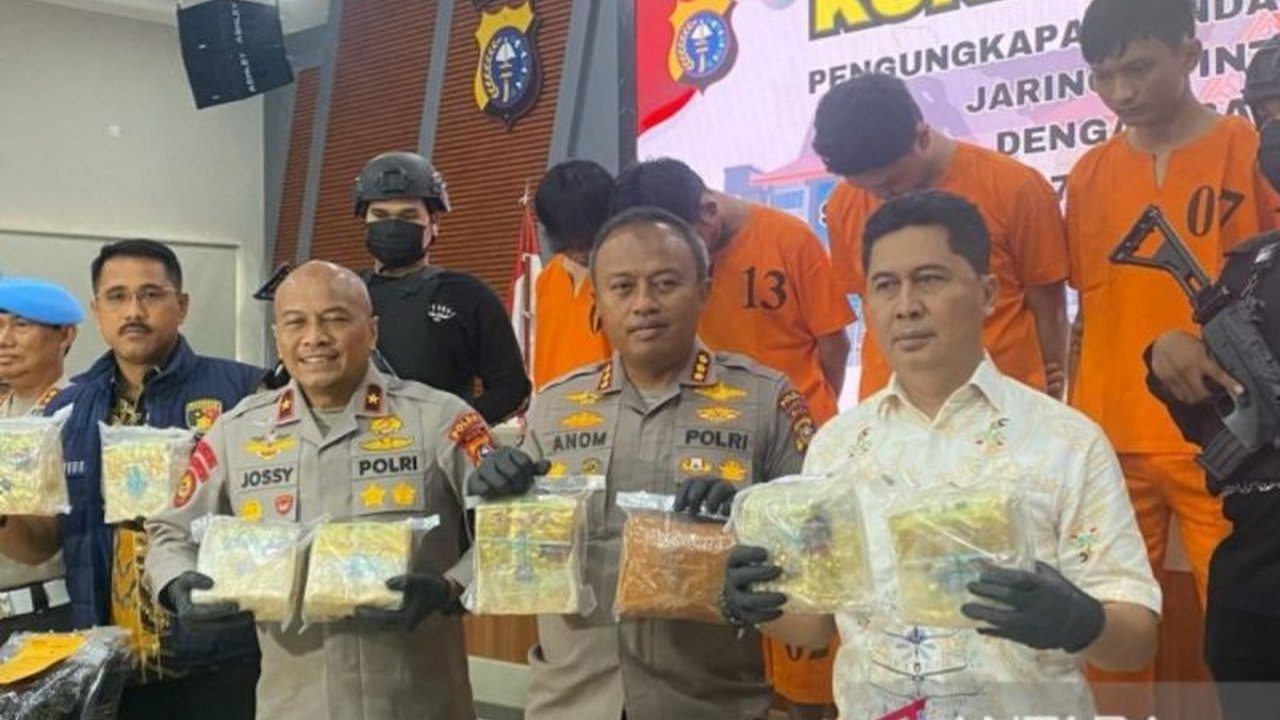 Polda Riau mengungkap kasus peredaran 18 kg sabu dari Malaysia yang dikendalikan narapidana dari dalam Lapas Riau, empat tersangka berhasil diamankan.