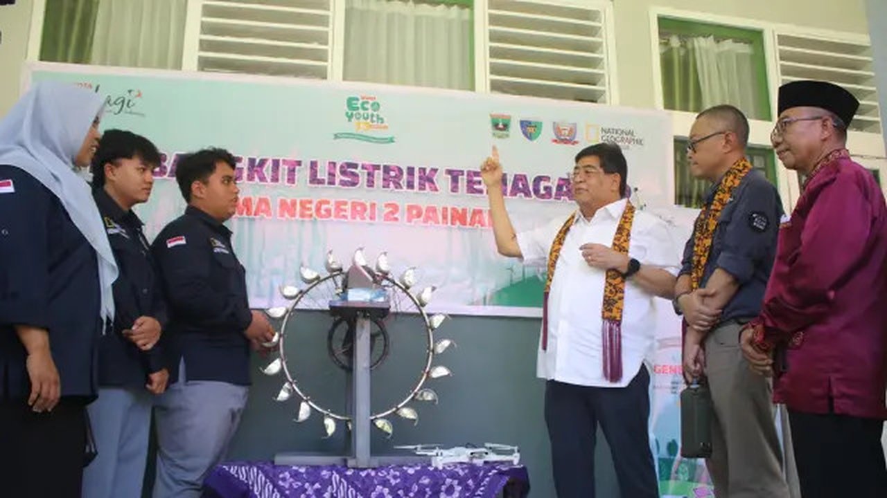 Wakil Presiden Direktur PT Toyota Motor Manufacturing Indonesia (TMMIN) Bob Azam saat mengunjungi SMAN 2 Painan dalam rangka pendampingan terhadap finalis 25 proposal terbaik kompetisi lingku