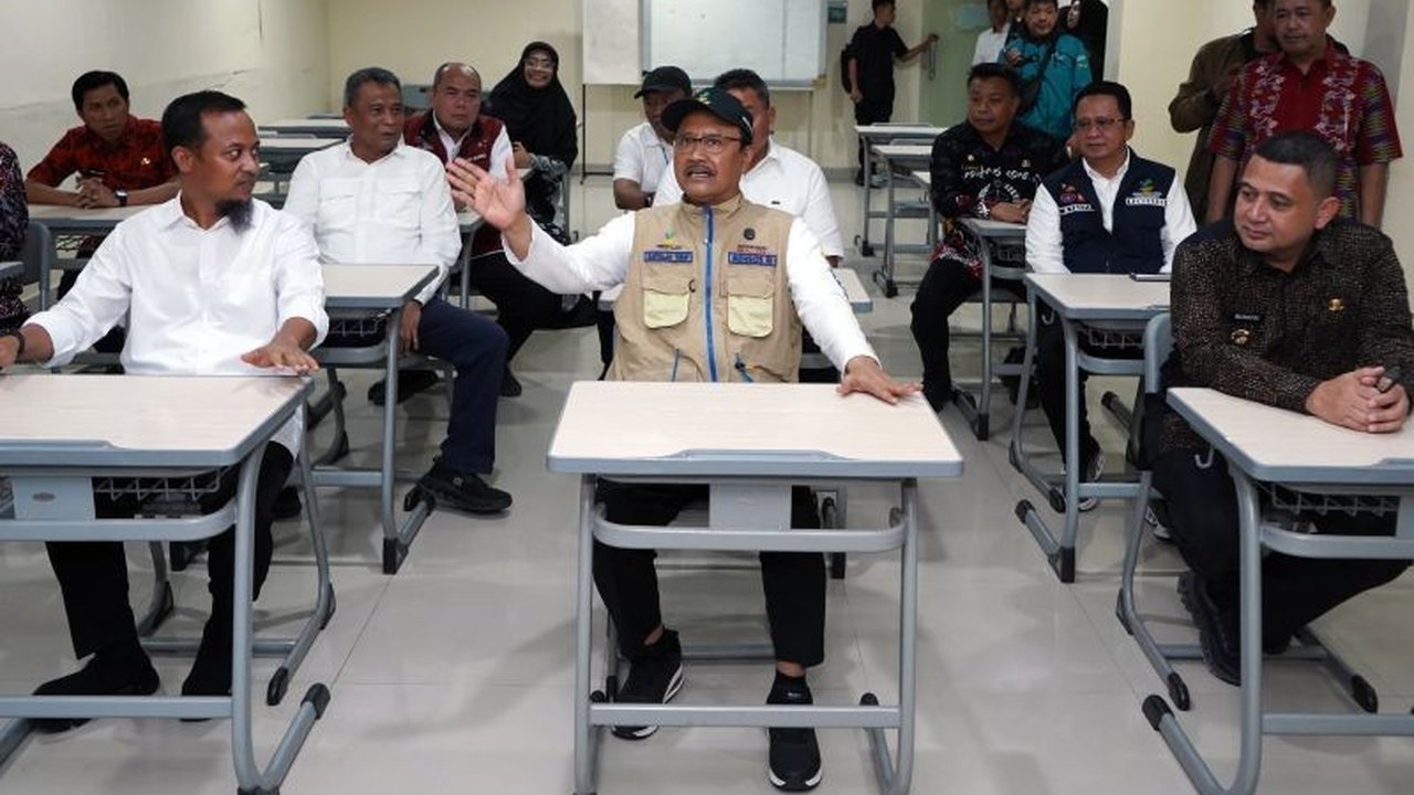 Menteri Sosial mengingatkan kepala daerah agar objektif dalam seleksi siswa Sekolah Rakyat di delapan kabupaten, tanpa tes akademik dan biaya, demi mencegah KKN dan tiga dosa besar dalam pendidikan.
