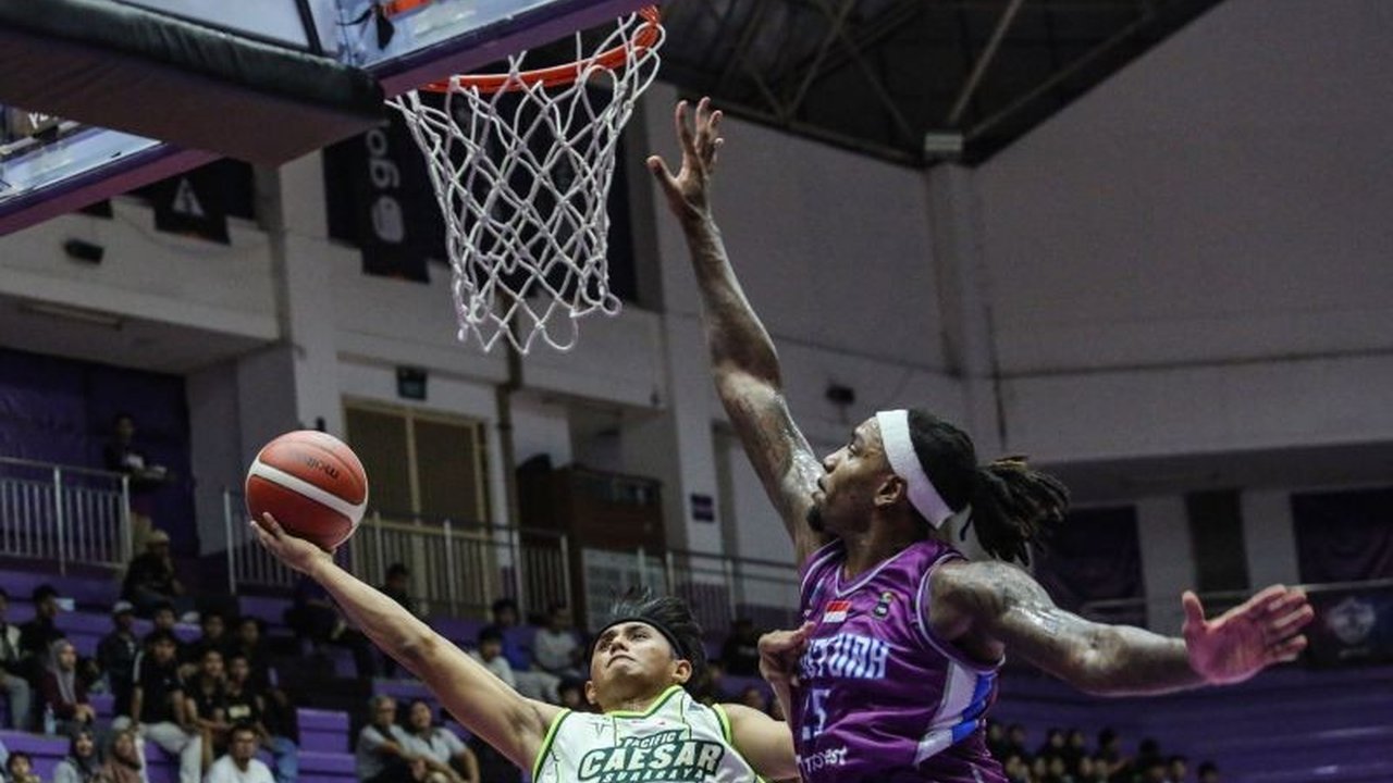 Pacific Caesar Surabaya berhasil comeback dramatis dan menumbangkan Hangtuah Jakarta dengan skor 97-91 dalam laga IBL 2025 yang menegangkan di GOR Ciracas, Jumat malam.