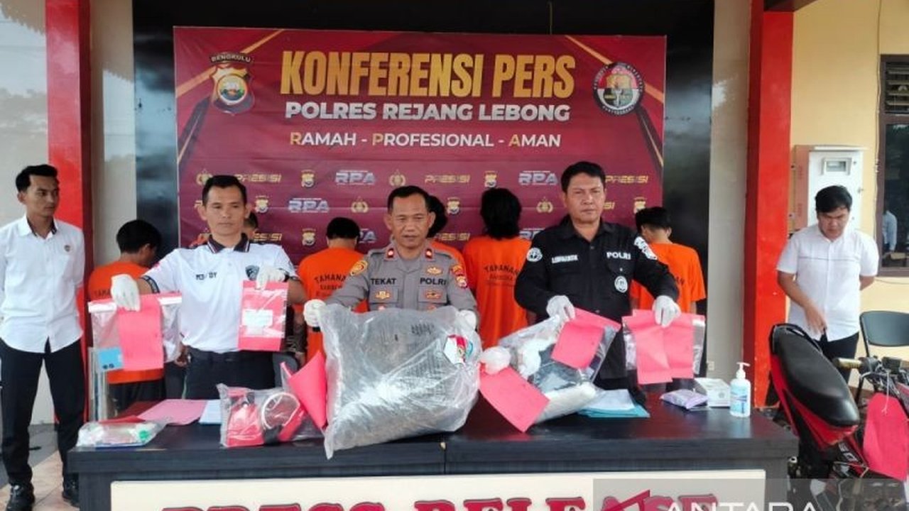 Polres Rejang Lebong berhasil menangkap tujuh tersangka penyalahgunaan narkotika, mengamankan barang bukti ganja dan sabu yang dapat menyelamatkan ribuan jiwa.