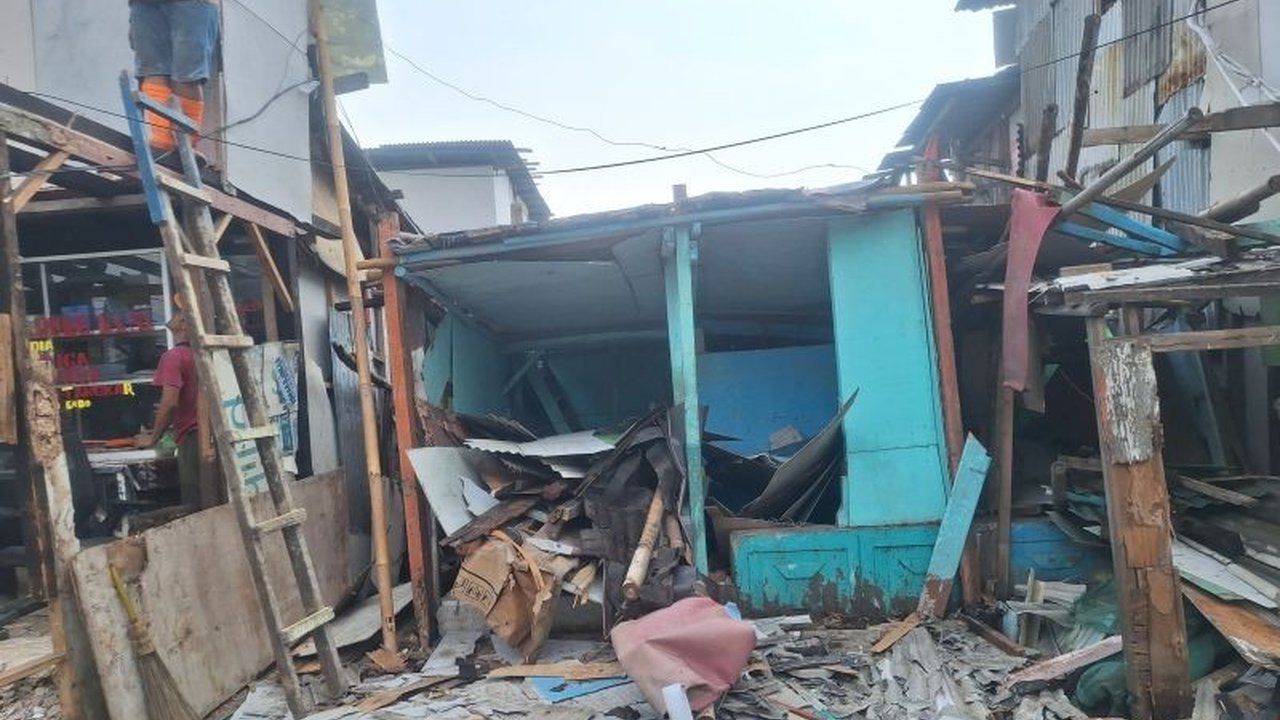 Pembangunan tanggul mitigasi rob setinggi 1,1 meter di Muara Angke, Jakarta Utara, ditargetkan selesai dalam enam bulan untuk mencegah genangan air rob di permukiman warga.